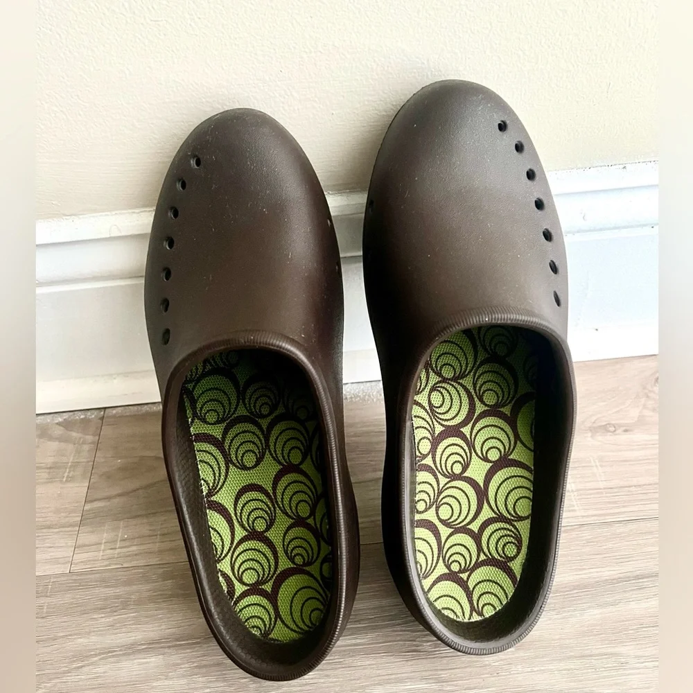 NWOT Crocs Frances Tully Women’s Clogs Size 9M Espresso Parrot Green - Picture 1 of 6